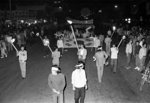 Versammlungen für die Demokratisierung fingen nachmittags an und endeten abends. Wenn es dunkel wurde, entzündeten die Bürger Fackeln und gingen damit durch die Straßen Gwangjus. So entstand der Vorgänger der heutigen Kerzenlichtbewegung in Südkorea.